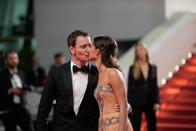 May 21, 2023, Cannes, Cannes, France: Actress Alicia Vikander and husband Michael Fassbender share a kiss, as they leave the movie screening and red carpet event for Firebrand , which is in competition during the 76th edition of the Cannes Film Festival on May 21 2023, in Cannes, France (c) IMAGO Images Cannes France - ZUMAf151 20230521_zsp_f151_014 Copyright: xAlexandraxFechetex