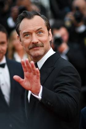 Internationale Filmfestspiele von Cannes, Firebrand Premiere 76e Festival International du film de Cannes. Montee du film Firebrand - Le jeu de la reine - 76th International Cannes Film Festival. Red carpet of Firebrand - Le jeu de la reine - Jude Law 292338 2023-05-21  Copyright: xLionelxGuericolas MPPx STAR_292338_043