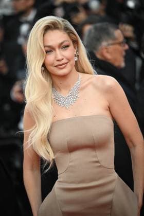 Internationale Filmfestspiele von Cannes, Firebrand Premiere 76e Festival International du film de Cannes. Montee du film Firebrand - Le jeu de la reine - 76th International Cannes Film Festival. Red carpet of Firebrand - Le jeu de la reine - Gigi Hadid 292338 2023-05-21  Copyright: xLionelxGuericolas MPPx STAR_292338_069