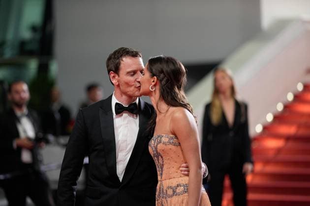 Entertainment Bilder des Tages May 21, 2023, Cannes, Cannes, France: Actress Alicia Vikander and husband Michael Fassbender share a kiss, as they leave the movie screening and red carpet event for Firebrand , which is in competition during the 76th edition of the Cannes Film Festival on May 21 2023, in Cannes, France (c) IMAGO Images Cannes France - ZUMAf151 20230521_zsp_f151_065 Copyright: xAlexandraxFechetex