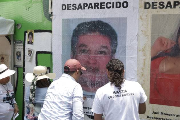 Mexiko, Mario Vergara Gedenken in Mexiko-Stadt May 21, 2023, Mexico City, Mexico: Searchers for the disappeared place the photograph of Tomas Vergara, victim of disappearance and brother of searcher Mario Vergara, who died in recent days. The ceremony at the Gloriette to the Disappeared in Mexico City. on May 21, 2023 in Mexico City, Mexico Mexico City Mexico - ZUMAe321 20230522_zia_e321_004 Copyright: xLuisxBarronx