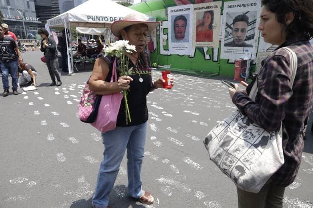 Mexiko, Mario Vergara Gedenken in Mexiko-Stadt May 21, 2023, Mexico City, Mexico: Searchers for the disappeared place the photograph of Tomas Vergara, victim of disappearance and brother of searcher Mario Vergara, who died in recent days. The ceremony at the Gloriette to the Disappeared in Mexico City. on May 21, 2023 in Mexico City, Mexico Mexico City Mexico - ZUMAe321 20230522_zia_e321_006 Copyright: xLuisxBarronx