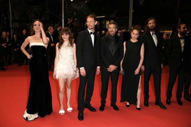 Internationale Filmfestspiele von Cannes, Acide Premiere 76th Cannes Film Festival 2023, Red carpet film Acid. Pictured: Guillaume Canet, Yacine Badday, Ardavan Safaee, Laetitia Dosch, Rob, Marie Jung, Just Philippot, Patience Munchenbach  Copyright: xAlbertoxTerenghi PoolxPhotoxEvenx xPoolxPhotoxEventsx01x IPA_IPA38112172