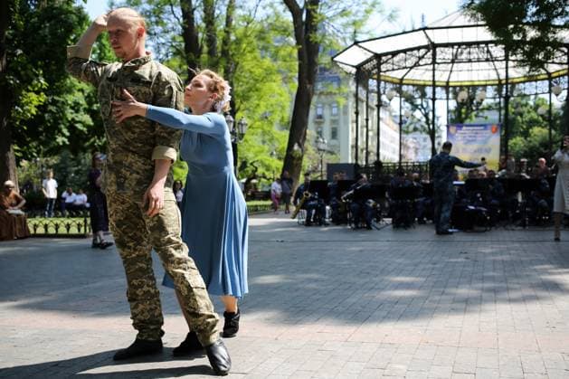 News Bilder des Tages Odessa, Konzert zum Tag des Ukrainischen Marineinfanteriekorps May 21, 2023, Odessa, Ukraine: Artists of the Center of Military Musical Arts of the Naval Forces of Ukraine of the Armed Forces of Ukraine and Orchestra of the Ukrainian Naval Infantry Corps seen performing in City Garden. Concert dedicated to the Day of the Ukrainian Naval Infantry Corps was held in the City Garden. May 23 will celebrate the Day of the Ukrainian Naval Infantry Corps. The Ukrainian Naval Infantry Corps, also known as the Ukrainian Marines, is part of coastal defense troops of the Ukrainian Navy. It is used as a component part of amphibious, airborne and amphibious-airborne operations, alone or in coordination with formations and units of the Army in order to capture parts of the seashore, islands, ports, fleet bases, coast - ZUMAs197 20230521_zaa_s197_156 Copyright: xViacheslavxOnyshchenkox