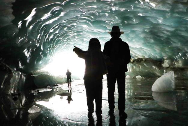 News Themen der Woche KW20 News Bilder des Tages China, Eishöhle in Penba PENBA, CHINA - MAY 21: People visit the huge ice cave on May 21, 2023 in Penba county, Tibet Autonomous Region of China. The arch-shaped ice cave is 165 meters long, 26 meters wide and 15 meters high, marking the largest in Tibet.  Copyright: xVCGx 111437663831