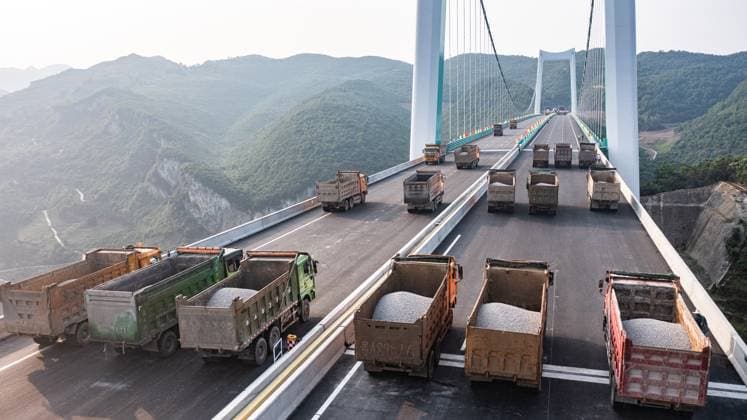 News Themen der Woche KW20 News Bilder des Tages China, Belastungstest der neuen Jinfeng Wujiang River Brücke (230522) -- JINSHA, May 22, 2023 -- This aerial photo taken on May 21, 2023 shows the Jinfeng Wujiang River Bridge under static load testing in southwest China s Guizhou Province. Static load testing, including symmetrical and asymmetrical rounds, were conducted on the bridge Sunday. The bridge, which is 1473.5 meters in length, is a main project on the Guiyang-Jinsha-Gulin expressway. ) CHINA-GUIZHOU-JINSHA-BRIDGE-STATIC LOAD TESTING (CN) TaoxLiang 