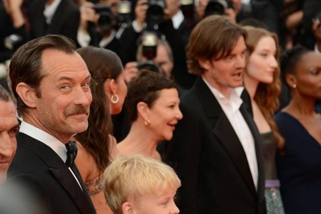 Internationale Filmfestspiele von Cannes, Firebrand Premiere May 21, 2023, CANNES, France: CANNES, FRANCE - MAY 21: (L-R) Sam Riley, Gabrielle Tana, director Karim AÃ¯nouz, Alicia Vikander and Jude Law attend the Firebrand (Le Jeu De La Reine) red carpet during the 76th annual Cannes film festival at Palais des Festivals on May 21, 2023 in Cannes, France. CANNES France - ZUMAi09_ 20230521_zaf_i09_068 Copyright: xFrederickxInjimbertx