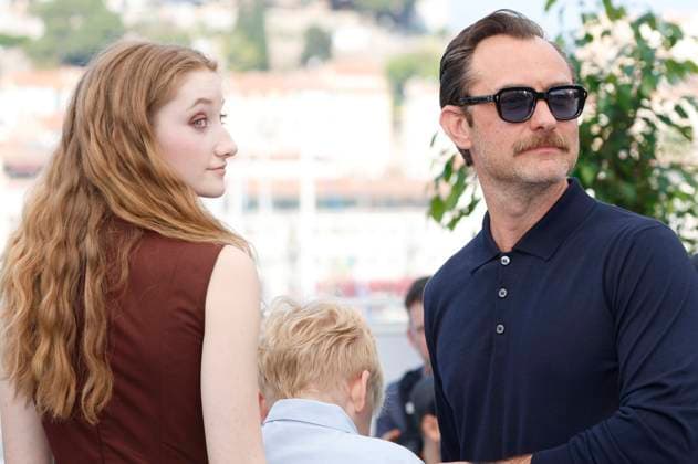 Junia Rees and Jude Law at the photocall for the feature film Firebrand at the Festival de Cannes 2023 76 Cannes International Film Festival at the Palais des Festivals Cannes, 22 05 2023. Foto:xD.xBedrosianx xFuturexImage