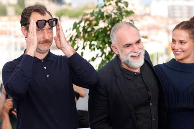Jude Law, Karim Ainouz and Alicia Vikander at the photocall for the feature film Firebrand at the Festival de Cannes 2023 76 Cannes International Film Festival at the Palais des Festivals Cannes, 22 05 2023. Foto:xD.xBedrosianx xFuturexImage