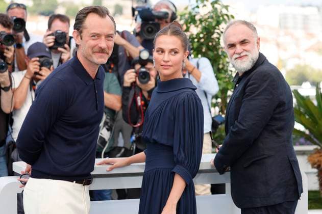 Jude Law, Alicia Vikander and Karim Ainouz at the photocall for the feature film Firebrand at the Festival de Cannes 2023 76 Cannes International Film Festival at the Palais des Festivals Cannes, 22 05 2023. Foto:xD.xBedrosianx xFuturexImage