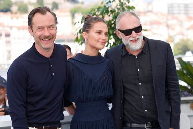 Jude Law, Alicia Vikander and Karim Ainouz at the photocall for the feature film Firebrand at the Festival de Cannes 2023 76 Cannes International Film Festival at the Palais des Festivals Cannes, 22 05 2023. Foto:xD.xBedrosianx xFuturexImage