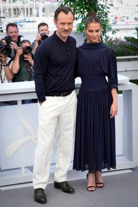Photo IPP Daniele Cifala™ Cannes 22 05 2023 Firebrand Le Jeu De La Reine Photocall The 76th Annual Cannes Film Festival in the photo Alicia Vikander and Jude Law Italy Photo Press World Copyright  0