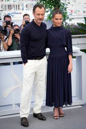 Photo IPP Daniele Cifala™ Cannes 22 05 2023 Firebrand Le Jeu De La Reine Photocall The 76th Annual Cannes Film Festival in the photo Alicia Vikander and Jude Law Italy Photo Press World Copyright  0