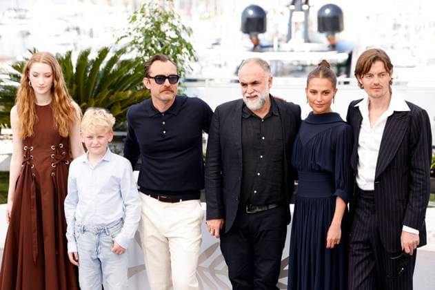 Junia Rees, Patrick Buckley, Jude Law, Karim Ainouz, Alicia Vikander and Sam Riley at the photocall for the feature film Firebrand at the Festival de Cannes 2023 76 Cannes International Film Festival at the Palais des Festivals Cannes, 22 05 2023. Foto:xS.xGabschx xFuturexImage