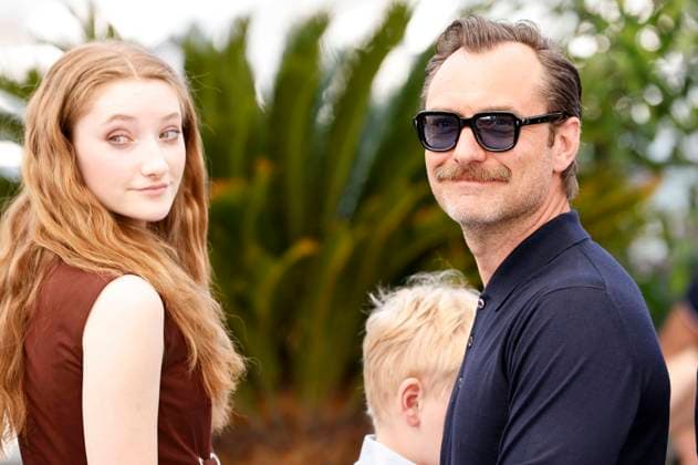 Junia Rees and Jude Law at the photocall for the feature film Firebrand at the Festival de Cannes 2023 76 Cannes International Film Festival at the Palais des Festivals Cannes, 22 05 2023. Foto:xS.xGabschx xFuturexImage