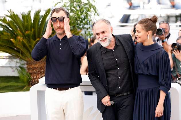Jude Law, Karim Ainouz and Alicia Vikander at the photocall for the feature film Firebrand at the Festival de Cannes 2023 76 Cannes International Film Festival at the Palais des Festivals Cannes, 22 05 2023. Foto:xS.xGabschx xFuturexImage