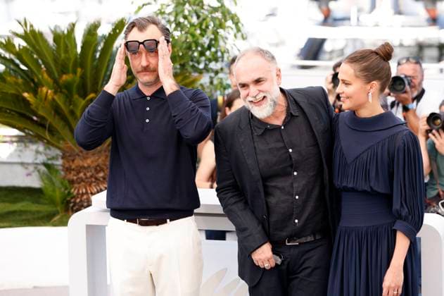 Jude Law, Karim Ainouz and Alicia Vikander at the photocall for the feature film Firebrand at the Festival de Cannes 2023 76 Cannes International Film Festival at the Palais des Festivals Cannes, 22 05 2023. Foto:xS.xGabschx xFuturexImage