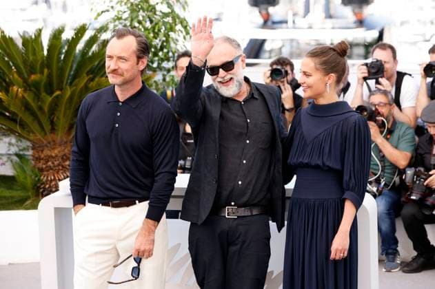 Jude Law, Karim Ainouz and Alicia Vikander at the photocall for the feature film Firebrand at the Festival de Cannes 2023 76 Cannes International Film Festival at the Palais des Festivals Cannes, 22 05 2023. Foto:xS.xGabschx xFuturexImage