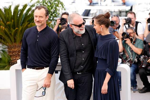 Jude Law, Karim Ainouz and Alicia Vikander at the photocall for the feature film Firebrand at the Festival de Cannes 2023 76 Cannes International Film Festival at the Palais des Festivals Cannes, 22 05 2023. Foto:xS.xGabschx xFuturexImage