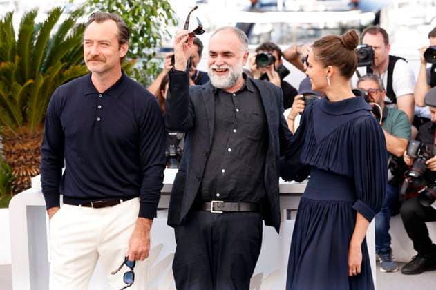 Jude Law, Karim Ainouz and Alicia Vikander at the photocall for the feature film Firebrand at the Festival de Cannes 2023 76 Cannes International Film Festival at the Palais des Festivals Cannes, 22 05 2023. Foto:xS.xGabschx xFuturexImage