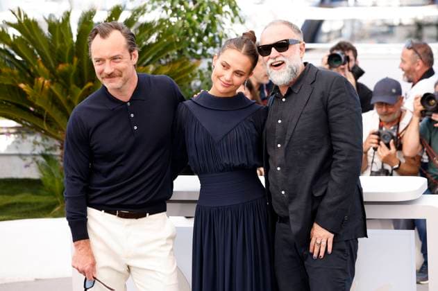 Jude Law, Alicia Vikander and Karim Ainouz at the photocall for the feature film Firebrand at the Festival de Cannes 2023 76 Cannes International Film Festival at the Palais des Festivals Cannes, 22 05 2023. Foto:xS.xGabschx xFuturexImage
