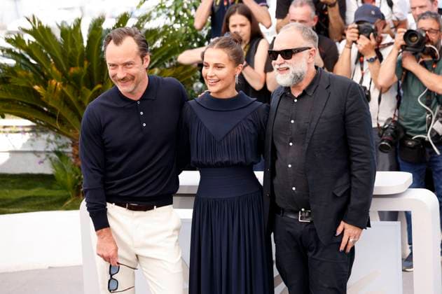 Jude Law, Alicia Vikander and Karim Ainouz at the photocall for the feature film Firebrand at the Festival de Cannes 2023 76 Cannes International Film Festival at the Palais des Festivals Cannes, 22 05 2023. Foto:xS.xGabschx xFuturexImage