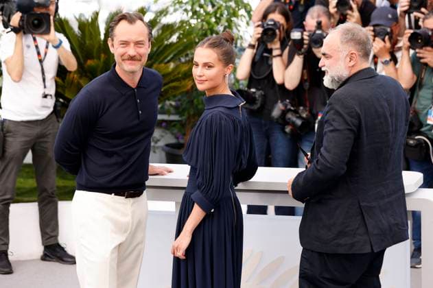 Jude Law, Alicia Vikander and Karim Ainouz at the photocall for the feature film Firebrand at the Festival de Cannes 2023 76 Cannes International Film Festival at the Palais des Festivals Cannes, 22 05 2023. Foto:xS.xGabschx xFuturexImage