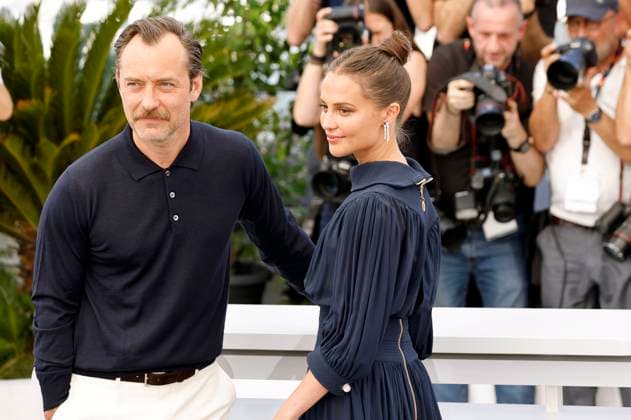 Jude Law and Alicia Vikander at the photocall for the feature film Firebrand at the Festival de Cannes 2023 76 Cannes International Film Festival at the Palais des Festivals Cannes, 22 05 2023. Foto:xS.xGabschx xFuturexImage