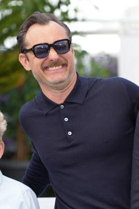 Jude Law CELEBRITES : 76 eme festival de Cannes - Photocall du film Â« Firebrand (Le Jeu De La Reine) Â» - Cannes - 22 05 2023 NorbertScanella Panoramic 