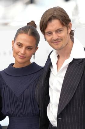 Alicia Vikander - Sam Riley CELEBRITES : 76 eme festival de Cannes - Photocall du film Â« Firebrand (Le Jeu De La Reine) Â» - Cannes - 22 05 2023 NorbertScanella Panoramic 