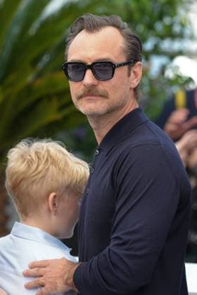 Jude Law CELEBRITES : 76 eme festival de Cannes - Photocall du film Â« Firebrand (Le Jeu De La Reine) Â» - Cannes - 22 05 2023 NorbertScanella Panoramic 