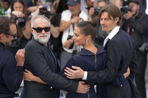Jude Law - Karim AÃ¯nouz - Alicia Vikander - Sam Riley CELEBRITES : 76 eme festival de Cannes - Photocall du film Â« Firebrand (Le Jeu De La Reine) Â» - Cannes - 22 05 2023 NorbertScanella Panoramic 
