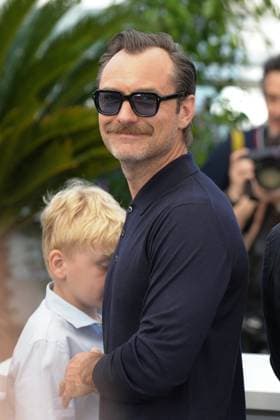 Jude Law CELEBRITES : 76 eme festival de Cannes - Photocall du film Â« Firebrand (Le Jeu De La Reine) Â» - Cannes - 22 05 2023 NorbertScanella Panoramic 