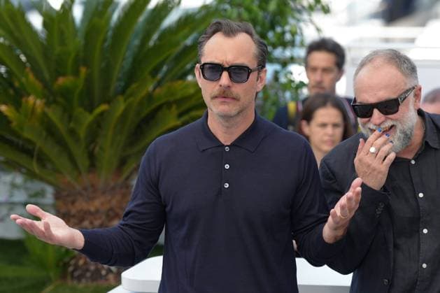 Jude Law - Karim AÃ¯nouz CELEBRITES : 76 eme festival de Cannes - Photocall du film Â« Firebrand (Le Jeu De La Reine) Â» - Cannes - 22 05 2023 NorbertScanella Panoramic 