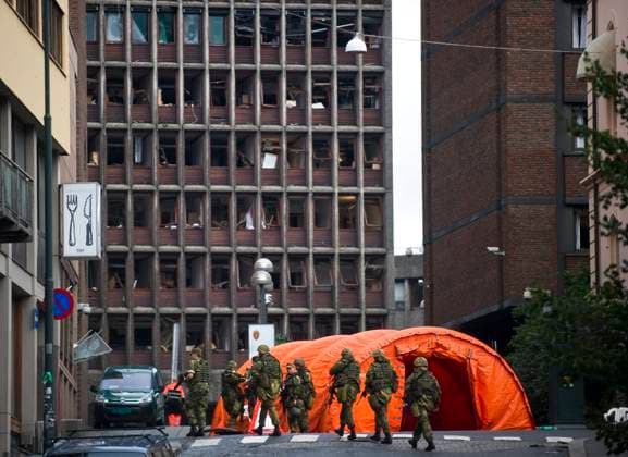 OSLO 20110723 Heavily armed Norwegian soldiers patrol outside the bombed-out government offices in Oslo, Norway, 23 July 2011. A Norwegian man was charged 23 July with carrying out twin attacks that claimed at least 91 lives 22 July, police said. FOTO Björn Larsson Rosvall SCANPIX Kod 9200 OSLO NORWAY x9200x *** OSLO 20110723 Heavily armed Norwegian soldiers patrol outside the bombed out government offices in Oslo, Norway, 23 July 2011 A Norwegian man was charged 23 July with carrying out twin attacks that claimed at least 91 lives 22 July, police said PHOTO Björn Larsson Rosvall SCANPIX Code 9200 OSLO NORWAY x9200x  Copyright: xBJÖRNxLARSSONxROSVALLx xTTx OSLO ATTACKS