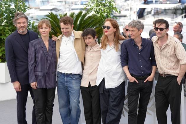 Internationale Filmfestspiele von Cannes, Anatomy of a Fall - Anatomie d une chute Photocall Samuel Theis - Sandra Hüller - Antoine Reinartz - Milo Machado Graner - Justine Triet - Swann Arlaud - Arthur Harari CELEBRITES : 76 eme festival de Cannes - Photocall du film Â« Anatomie d une Chute (Anatomy Of A Fall) Â» - Cannes - 22 05 2023 NorbertScanella Panoramic 