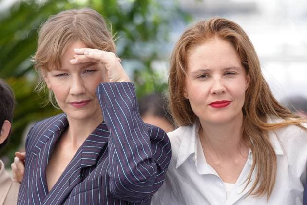 Internationale Filmfestspiele von Cannes, Anatomy of a Fall - Anatomie d une chute Photocall Sandra Hüller - Justine Triet CELEBRITES : 76 eme festival de Cannes - Photocall du film Â« Anatomie d une Chute (Anatomy Of A Fall) Â» - Cannes - 22 05 2023 NorbertScanella Panoramic 
