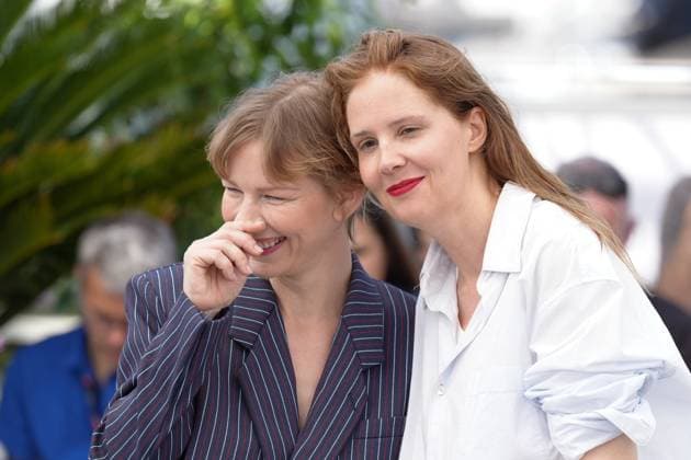 Internationale Filmfestspiele von Cannes, Anatomy of a Fall - Anatomie d une chute Photocall Sandra Hüller - Justine Triet CELEBRITES : 76 eme festival de Cannes - Photocall du film Â« Anatomie d une Chute (Anatomy Of A Fall) Â» - Cannes - 22 05 2023 NorbertScanella Panoramic 
