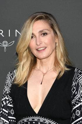 Julie Gayet - 2023 Kering Women in Motion Award during the 76th annual Cannes film festival in Cannes, France. CELEBRITES : 76eme festival international de Cannes - Tapis rouge - Cannes - 21 05 2023 LionelUrman Panoramic 