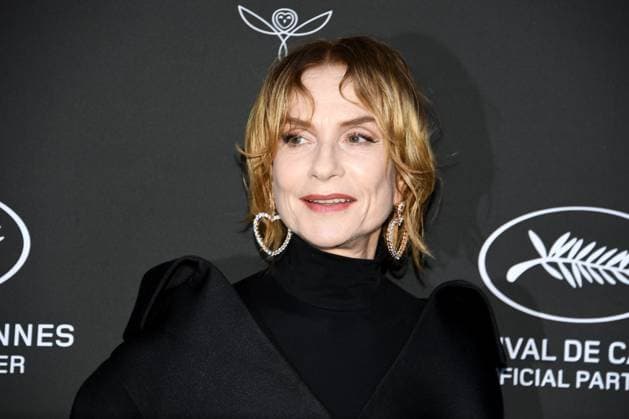 Isabelle Huppert - 2023 Kering Women in Motion Award during the 76th annual Cannes film festival in Cannes, France. CELEBRITES : 76eme festival international de Cannes - Tapis rouge - Cannes - 21 05 2023 LionelUrman Panoramic 