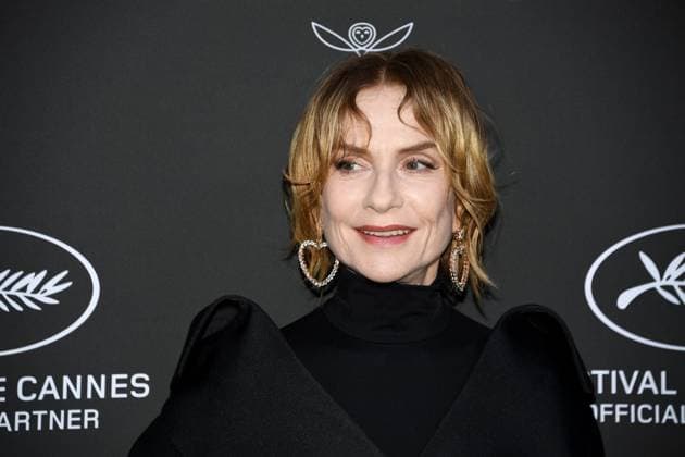 Isabelle Huppert - 2023 Kering Women in Motion Award during the 76th annual Cannes film festival in Cannes, France. CELEBRITES : 76eme festival international de Cannes - Tapis rouge - Cannes - 21 05 2023 LionelUrman Panoramic 