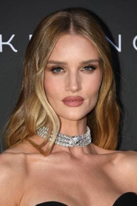 Rosie Huntington-Whiteley and Jason Statham - 2023 Kering Women in Motion Award during the 76th annual Cannes film festival in Cannes, France. CELEBRITES : 76eme festival international de Cannes - Tapis rouge - Cannes - 21 05 2023 LionelUrman Panoramic 