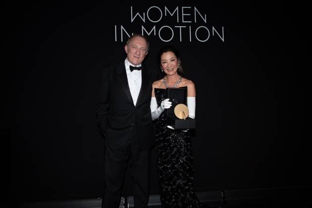 Francois Henri Pinault and Michelle Yeoh - Carmen Jacquier and Michelle Yeoh won the 2023 Kering Women in Motion Award during the 76th annual Cannes film festival in Cannes, France. CELEBRITES : 76eme festival international de Cannes - Tapis rouge - Cannes - 21 05 2023 LionelUrman Panoramic 