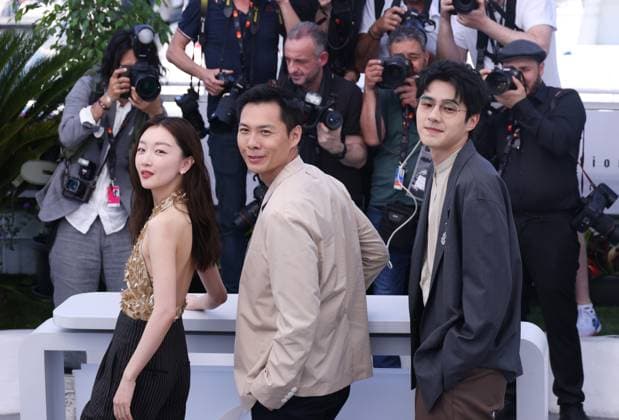 (230522) -- CANNES, May 22, 2023 -- Chinese actor Liu Haoran (R), Singaporean director Anthony Chen (C) and Chinese actress Zhou Dongyu pose during a photocall for the film Ran Dong (The Breaking Ice) at the 76th edition of the Cannes Film Festival in Cannes, southern France, on May 22, 2023. (Photo by Xinhua) FRANCE-CANNES-FILM FESTIVAL-THE BREAKING ICE-PHOTOCALL LixBohan 
