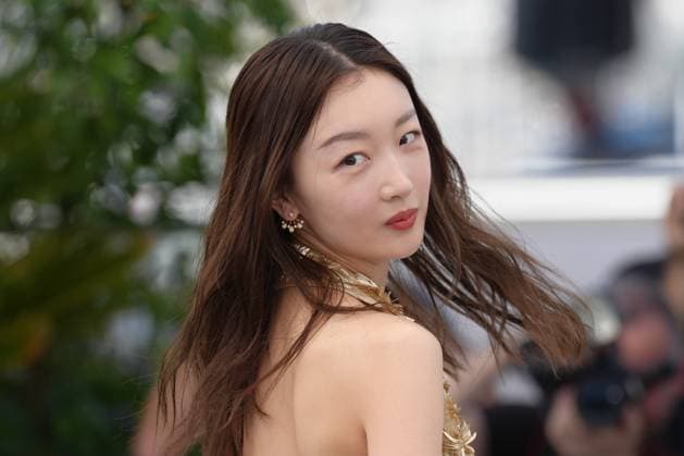 Dongyu Zhou CELEBRITES : 76 eme festival de Cannes - Photocall du film Â« Ran Dong (The Breaking Ice) Â» - Cannes - 22 05 2023 NorbertScanella Panoramic 
