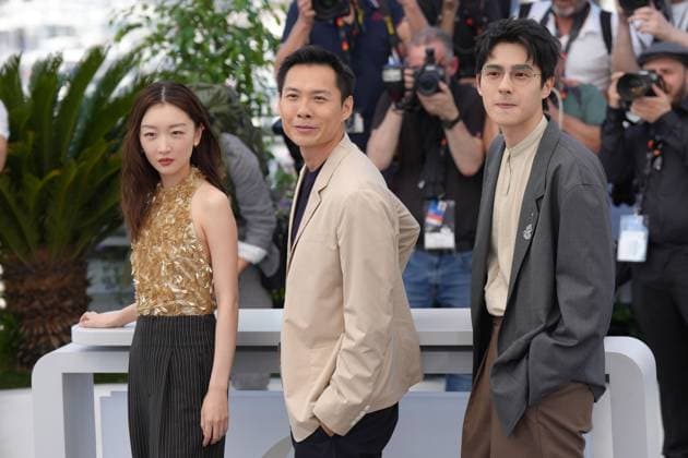 Dongyu Zhou - Anthony Chen - Haoran Liu CELEBRITES : 76 eme festival de Cannes - Photocall du film Â« Ran Dong (The Breaking Ice) Â» - Cannes - 22 05 2023 NorbertScanella Panoramic 