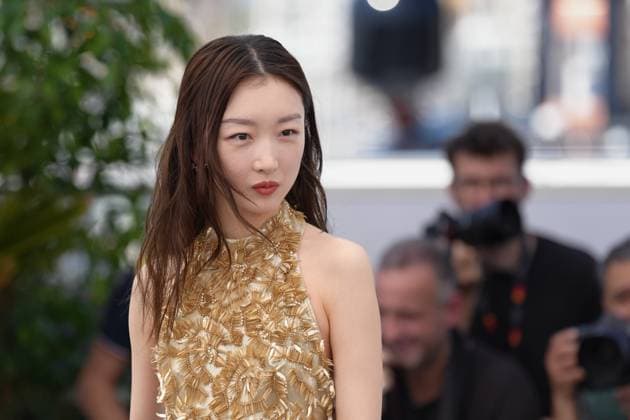 Dongyu Zhou CELEBRITES : 76 eme festival de Cannes - Photocall du film Â« Ran Dong (The Breaking Ice) Â» - Cannes - 22 05 2023 NorbertScanella Panoramic 