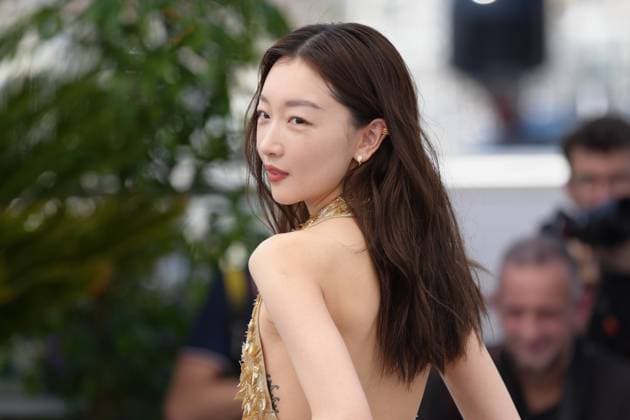 Dongyu Zhou CELEBRITES : 76 eme festival de Cannes - Photocall du film Â« Ran Dong (The Breaking Ice) Â» - Cannes - 22 05 2023 NorbertScanella Panoramic 