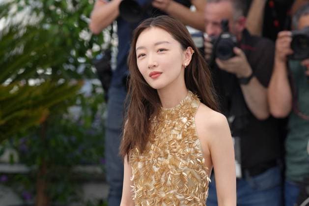 Dongyu Zhou CELEBRITES : 76 eme festival de Cannes - Photocall du film Â« Ran Dong (The Breaking Ice) Â» - Cannes - 22 05 2023 NorbertScanella Panoramic 