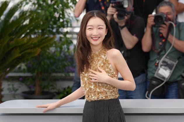 Dongyu Zhou CELEBRITES : 76 eme festival de Cannes - Photocall du film Â« Ran Dong (The Breaking Ice) Â» - Cannes - 22 05 2023 NorbertScanella Panoramic 